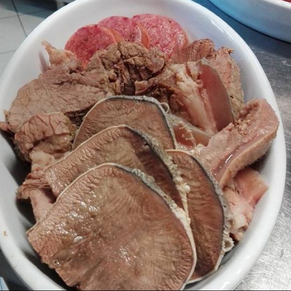 Bollito misto piemontese con verdure e le salse 