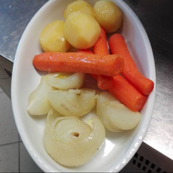 Bollito misto piemontese con verdure e le salse 