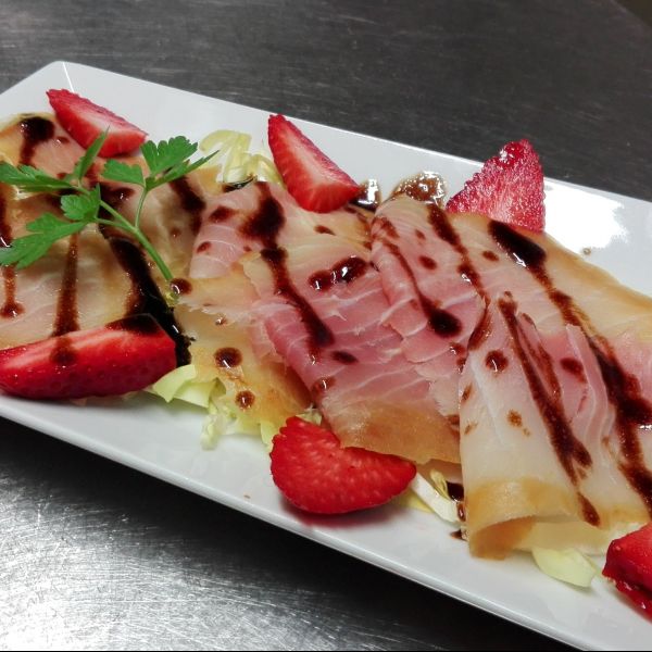 Carpaccio di Storione affumicato con Fragole e Riduzione di Aceto Balsamico 