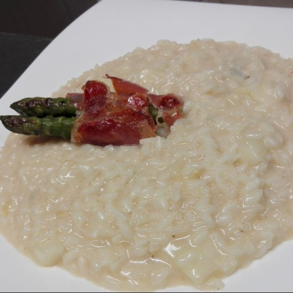 Risotto alla Toma Walser con Involtino di Asparagi e Crudo del Mottarone