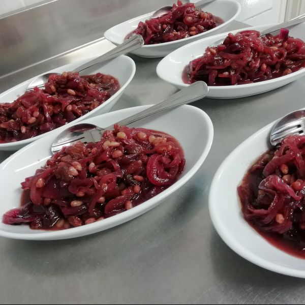 cipolle rosse in agrodolce con uvette e pinoli 