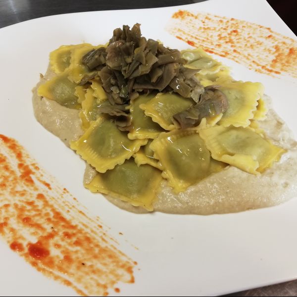 Agnolotti ripieni di erbette formaggio e cardi con crema di carciofi e robiola di Roccaverano 