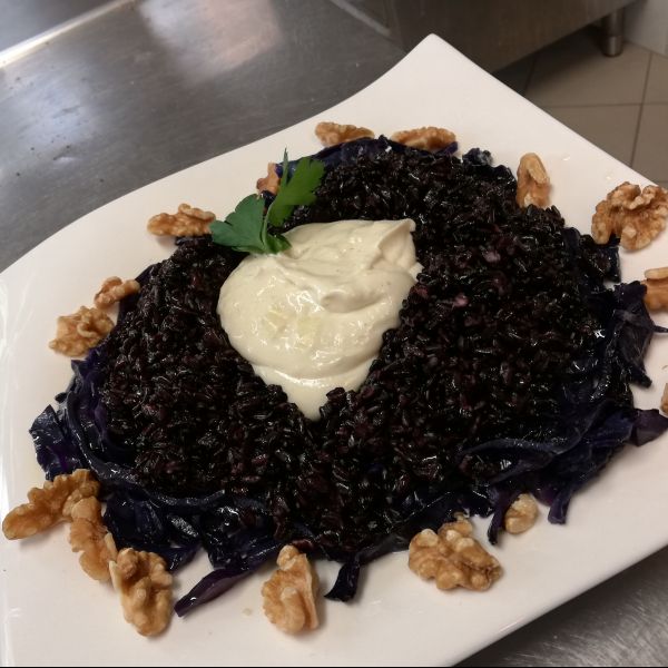 Riso violet integrale con cavolo cappuccio rosso noci e vellutata al castel j
