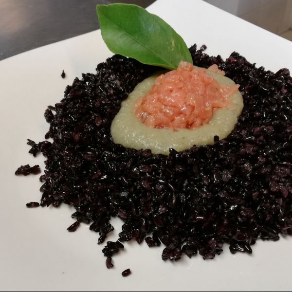  Riso integrale violet con crema di carciofi e patate, battuta di trota salmonata affumicata a freddo 