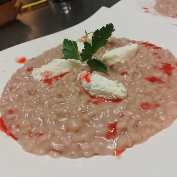 Risotto alle fragole con caprino fresco dell'Azienda Cottini Marisa 