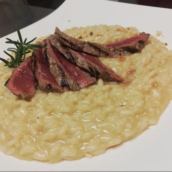 Risotto alla toma Mottarone con Ventaglio di scamone di Fassona Piemontese 