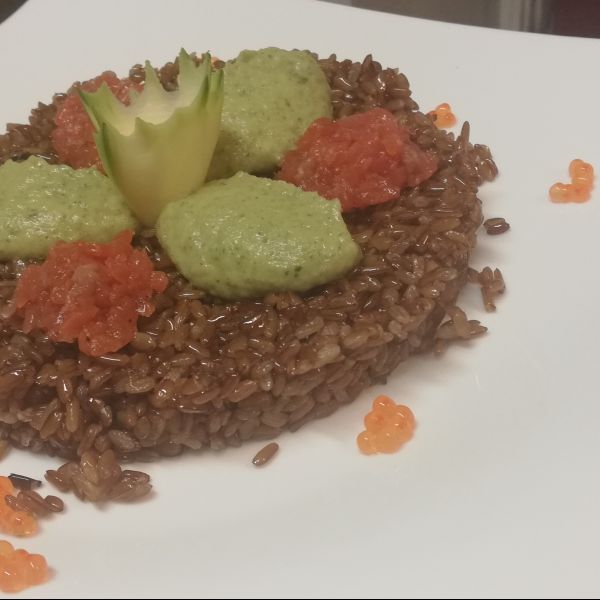 Riso integrale Orange con Quenelle di Zucchine trifolate e Tartare di Trota Salmonata Affumicata 