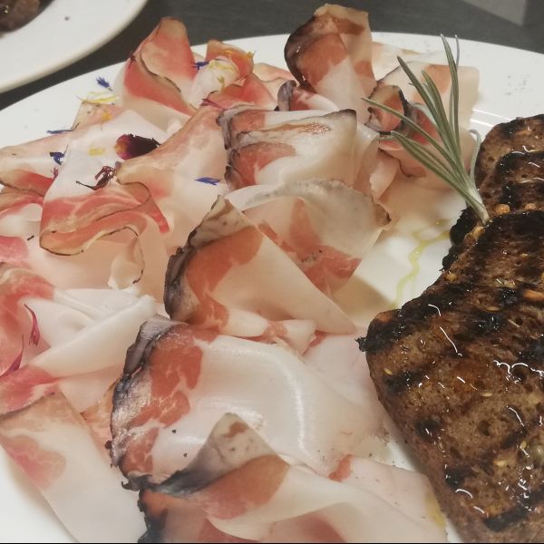 Gola di Maiale affinata ai Mirtilli con Bruschette al Mieie
