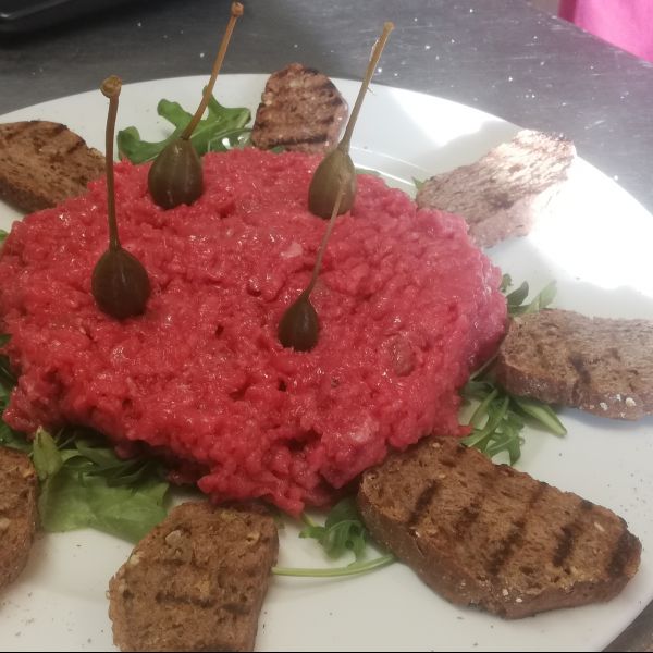 Battuta di Fassona Piemontese con crostini di pane ai cereali