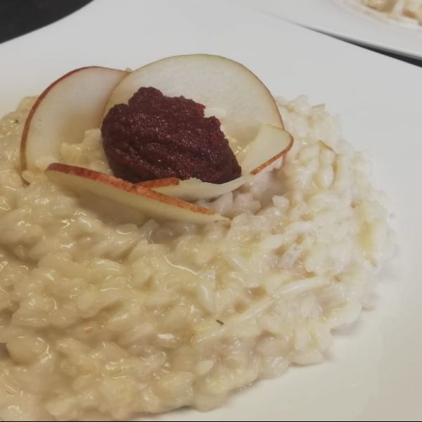 Risotto allo  zola Palzola (NO), pere e crema di barbabietola 