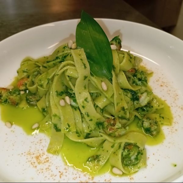 Tagliatelle con Pesto di Aglio Orsino , Gamberi di Fiume e Bottarga di Trota Iridea