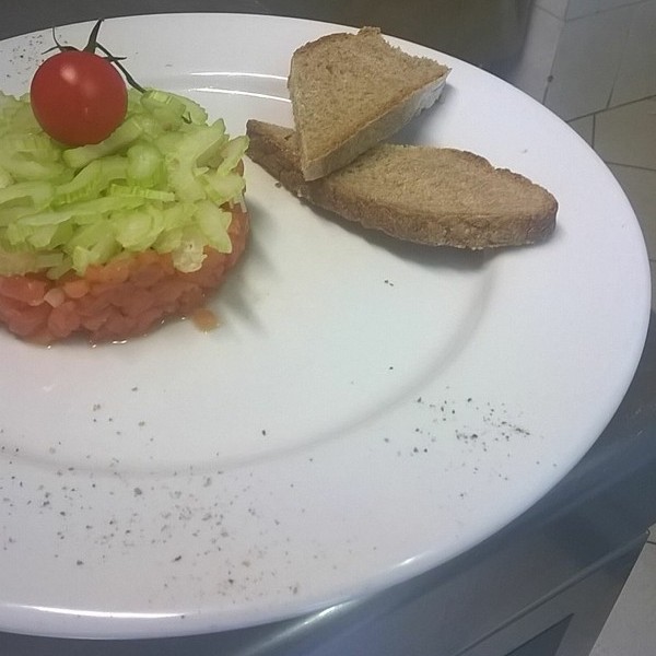 Tartare di trota affumicata con sedano e pane nero di Coimo tostato