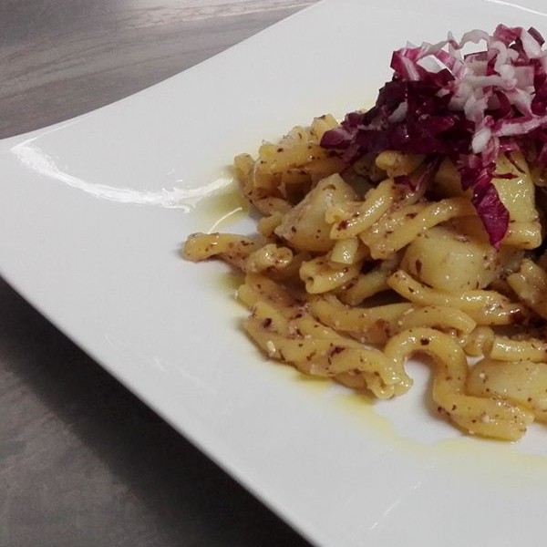 Strozzapreti al pesto di radicchio e patate rosse di Cuzzago