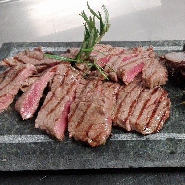 Tagliata di Scamone Piemontese con Patate Viola di Cuzzago