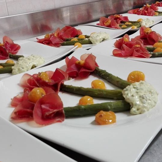 Bresaula ossolana asparagi pomodorini gialla in agrodolce e salsa tartara
